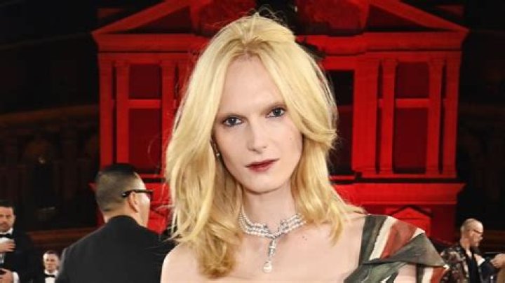 Alex Consani Gender: Is She Transgender? Sexuality