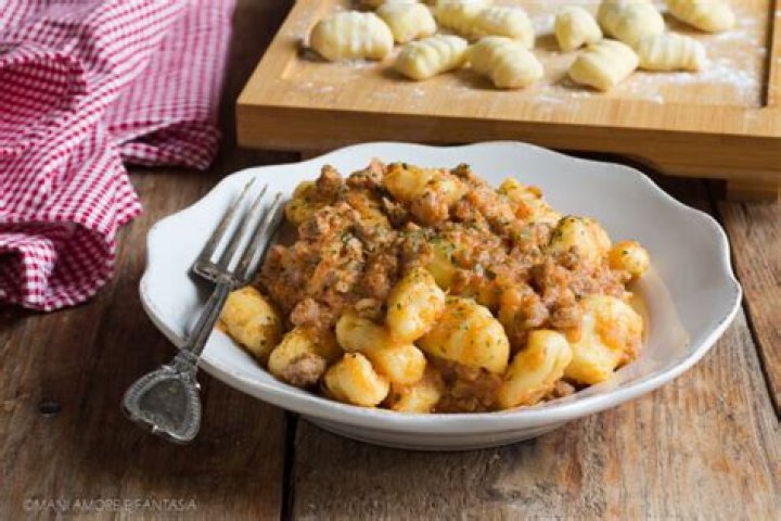 Gnocchi con sugo di salsiccia e spuntature
